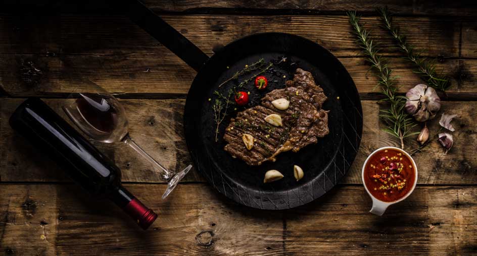 Rib eye steak with garlic, pepper and red wine